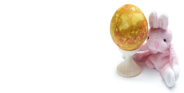 Zajączek Wielkanocny Jajkiem Tradycyjne Amerykańskie Symbole Wielkanocne Zbliżenie Przestrzeń Ksero — Zdjęcie stockowe