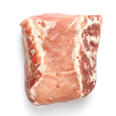 Büyük bir parça çiğ domuz eti beyaz arka planda yakın plan, izole.