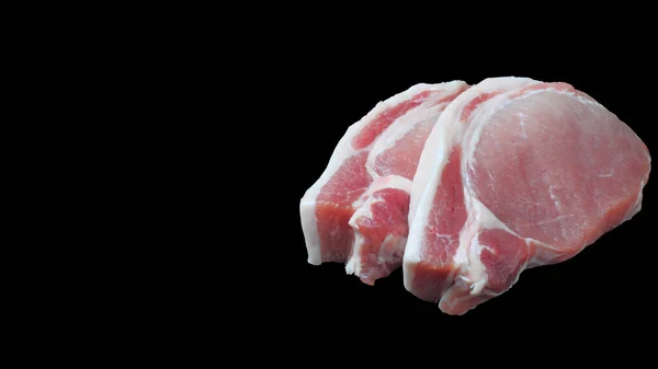 Grote Stukken Rauwe Varkenssteak Close Zwarte Achtergrond Kopieerruimte Isoleren — Stockfoto