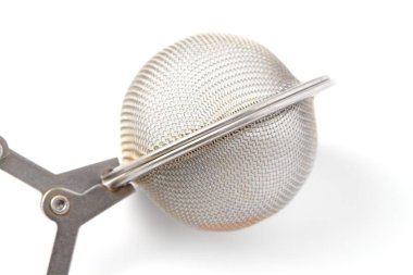 Çay süzgeci beyaz arkaplanı kapatır, izole eder.