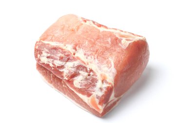 Büyük bir parça çiğ domuz eti beyaz arka planda yakın plan, izole.