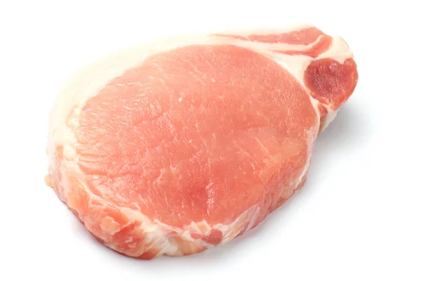白い背景に生の豚肉の肉ステーキを閉じ トップビュー フラットレイアウト — ストック写真