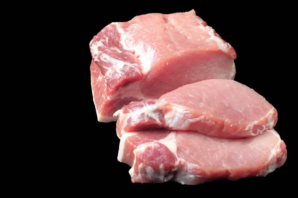 生の豚肉ステーキの大片 クローズアップ 黒の背景 コピースペース — ストック写真