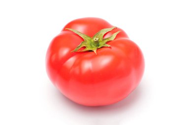 Büyük kırmızı organik domates, yakın plan, beyaz arkaplan, izole.
