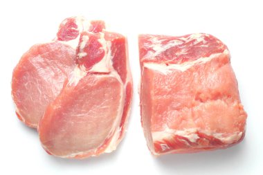 Beyaz arka planda çiğ domuz bifteği yakın plan, üst manzara, düz yatak. izole et.