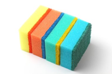 Renkli mutfak süngerleri, yakın plan, beyaz arkaplan, metin için yer