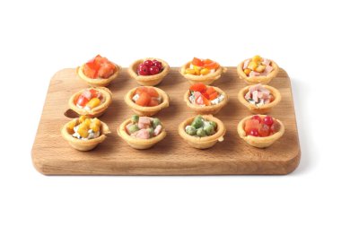 Hafif atıştırmalıklar, turtalar, tapalar, bira veya şarap veya elma şarabı, beyaz arka plan, kopyalama alanı.