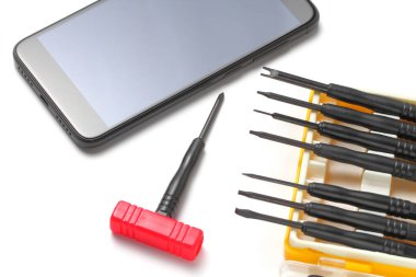 El telefonu onarımı için tornavida ayarlandı, akıllı telefon veya tablet tamir araçları, yakın plan, beyaz arkaplan, konsept.