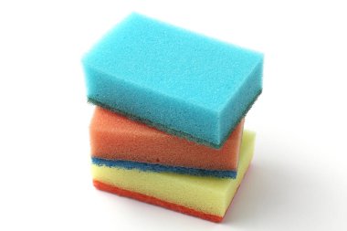 Renkli mutfak süngerleri, yakın plan, beyaz arkaplan, metin için yer.