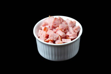 Hacklenmiş jambon, siyah arka planda seramik bir kasede yakın plan..