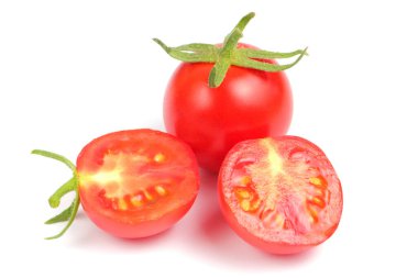 Taze vişneli domates ve dilimler beyaz arka planda izole edilir, yakın plan..