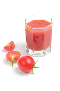 Taze domates ve bir bardak domates suyu, yakın plan, beyaz arka plan, dikey çerçeve.