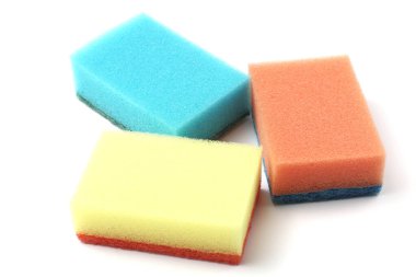 Parlak renkli mutfak süngerleri, yakın plan, beyaz arka plan..