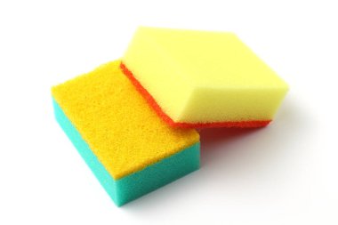 Beyaz arka planda iki mutfak süngeri var..