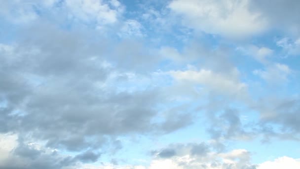 Δραματικά Σύννεφα Ένα Φωτεινό Γαλάζιο Ουρανό Κατά Διάρκεια Του Ηλιοβασιλέματος — Αρχείο Βίντεο