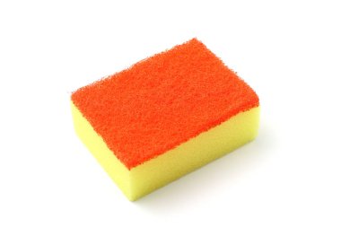 Bulaşık yıkamak ya da oda temizlemek için klasik renkli bir mutfak süngeri. Kapalı, beyaz arka plan, izole edilmiş..