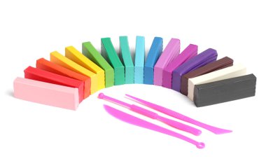 Beyaz bir arka plandaki plastiğin parçalarından bir gökkuşağı, yakın plan, ev çocukları için yaratıcılık araçları, kopyalama alanı.