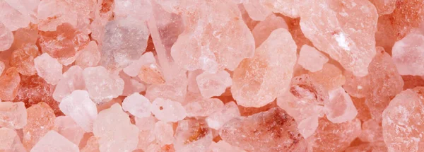 Arkaplan olarak büyük pembe Himalaya tuzu kristalleri, geniş görüş. Düz konum, üst görünüm, kopyalama alanı.