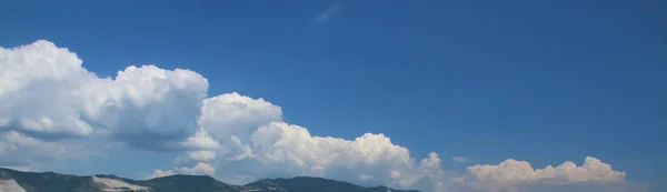 Яркие Белые Облака Над Горами Фоне Голубого Неба Широкий Обзор — стоковое фото