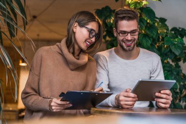 İki yeni başlayan ortak projeleriyle ilgili fikirleri kucak kullanarak tartışıyor