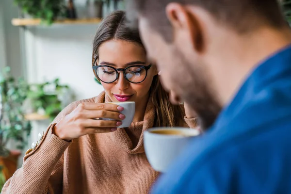 Young couple in casual having coffee together at the coffee shop — Stock Photo, Image