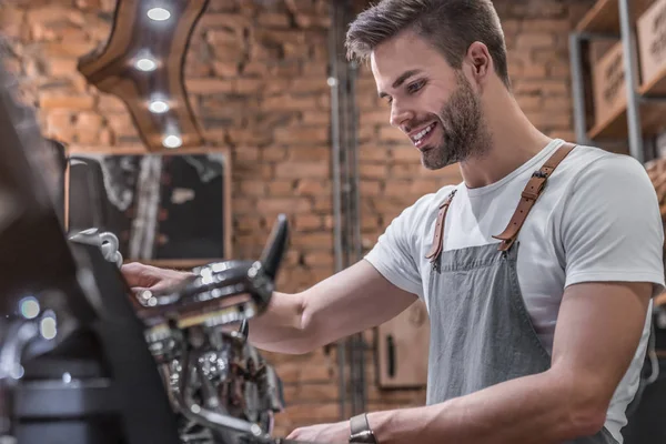 Oldalnézet felvétel egy férfi barista csinál egy csésze kávét — Stock Fotó