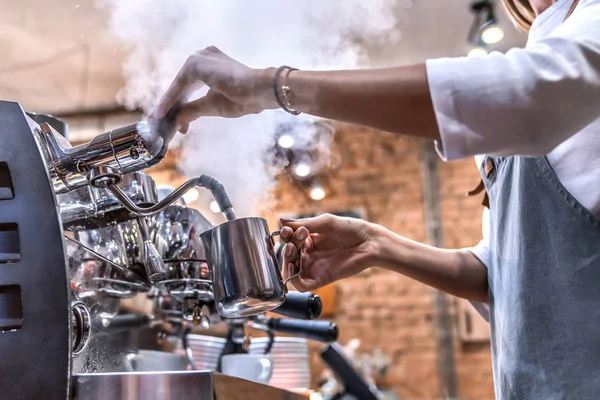 Καλλιεργημένη βολή του θηλυκό barista χρησιμοποιώντας καφετιέρα για την προετοιμασία κύπελλο — Φωτογραφία Αρχείου