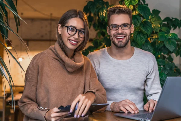 Portret van twee freelancers met laptop tijdens de lunch — Stockfoto