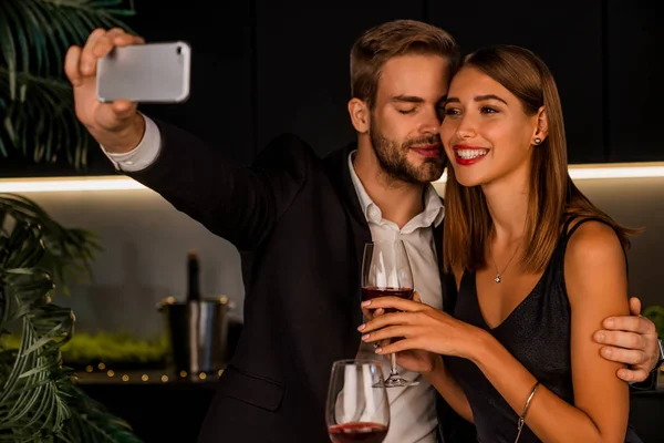 Freudiges junges Paar macht Selfie beim romantischen Abendessen zu Hause — Stockfoto