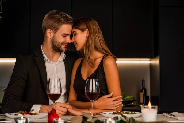 Doce casal ter jantar romântico em casa — Fotografia de Stock