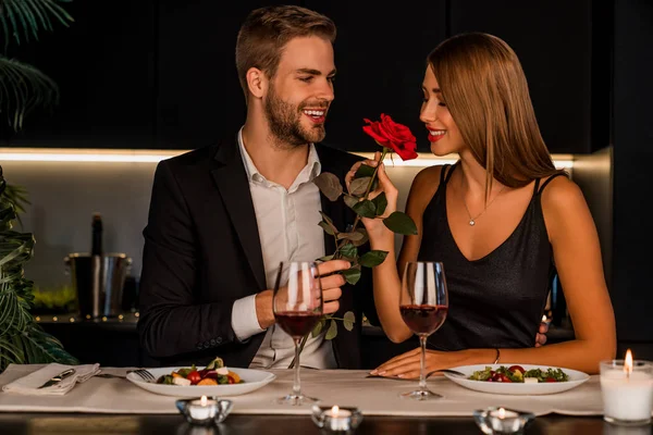 Junger Mann und Frau beim romantischen Abendessen — Stockfoto