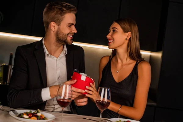 Homem feliz dando surpresa presente do dia dos namorados para sua namorada — Fotografia de Stock