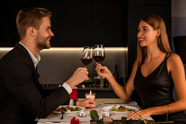 Νεαρό ζευγάρι απολαμβάνει ρομαντικό δείπνο μαζί — Φωτογραφία Αρχείου