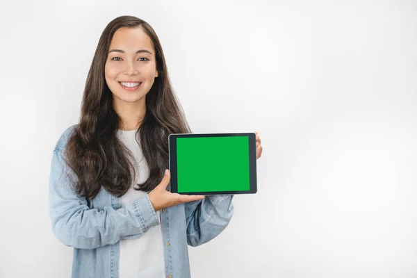 Imagem de mulher asiática alegre mostrando exibição de tablet digital — Fotografia de Stock