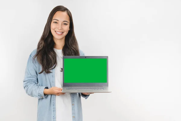 Feliz asiático mulher segurando laptop com vazio chroma chave tela sobre branco fundo — Fotografia de Stock