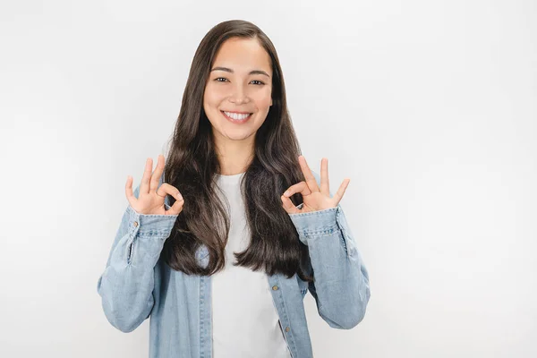 Ευτυχισμένη νεαρή γυναίκα δείχνει ok σημάδι με τα χέρια απομονώνονται σε λευκό φόντο — Φωτογραφία Αρχείου