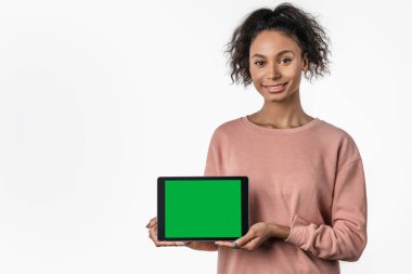 Dijital tablet gösteren neşeli afro kadın