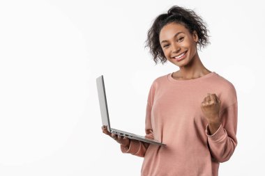 Beyaz arkaplanda izole edilmiş dizüstü bilgisayar kullanırken kazandığını ifade eden kadın portresi