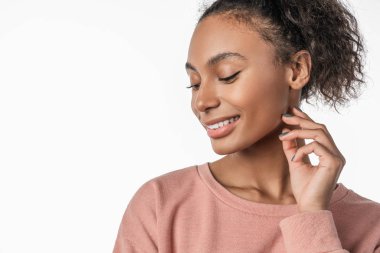 Gülüyor ve uzak beyaz arka plan üzerinde seyir güzel afro Amerikalı kadın portresi yan yukarıya kapatmak