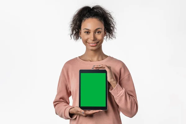 Mladá žena zobrazující tablet počítače izolované na bílém pozadí — Stock fotografie