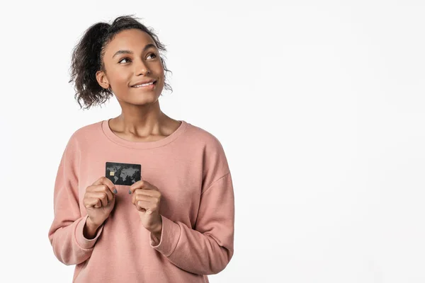 Encantador mulher afro penteado segurando plástico cartão de crédito isolado sobre fundo branco — Fotografia de Stock