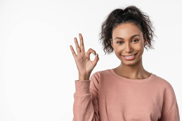 Αμερικανός γυναίκα χαμογελά στην κάμερα και gesturing ok σημάδι απομονώνονται σε λευκό φόντο — Φωτογραφία Αρχείου