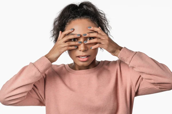 Bonita assustada jovem escuro pele fêmea com cabelo encaracolado fechar os olhos sobre fundo branco — Fotografia de Stock