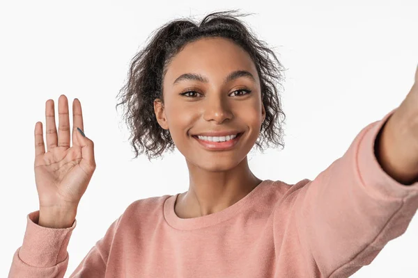 Νεαρή όμορφη Αφροαμερικανή γυναίκα με αφρο μαλλιά που κάνει selfie με hi χειρονομία πάνω από απομονωμένο λευκό φόντο — Φωτογραφία Αρχείου