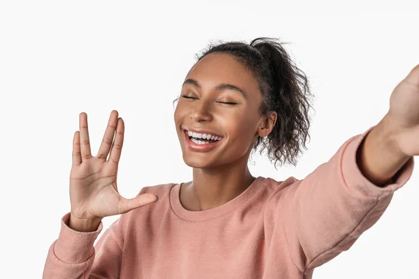 Afrikai amerikai nő több mint elszigetelt fehér háttér és lemondás barátságos üdvözlő gesztus idegen — Stock Fotó