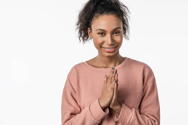 Zufriedene Frau mit lockigem Haar schaut in die Kamera isoliert auf weißem Studiohintergrund — Stockfoto