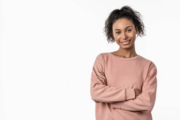 Retrato de hermosa chica alegre sonriendo y mirando a la cámara —  Fotos de Stock