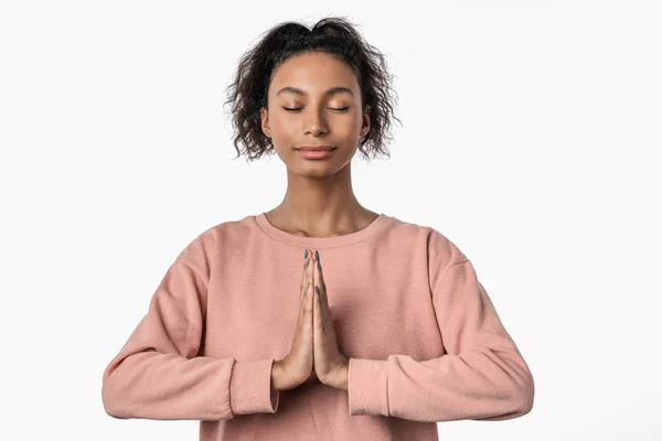 Jeune femme noire se tient en pose méditative jouissant d'une atmosphère paisible. Concept de méditation — Photo