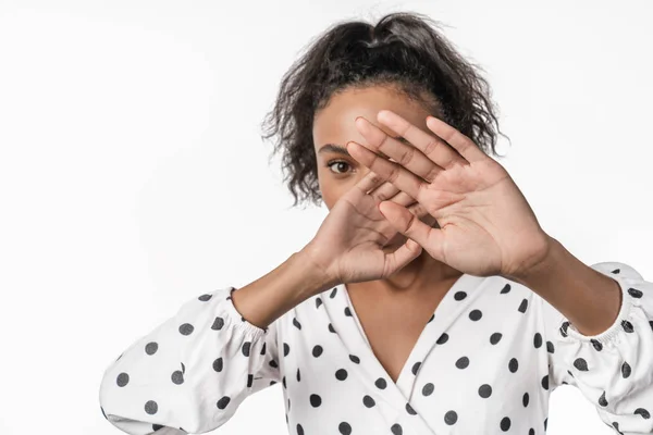 Close up de mulher africana com medo isolado no fundo branco olhando aterrorizado escondendo seu rosto com as mãos — Fotografia de Stock