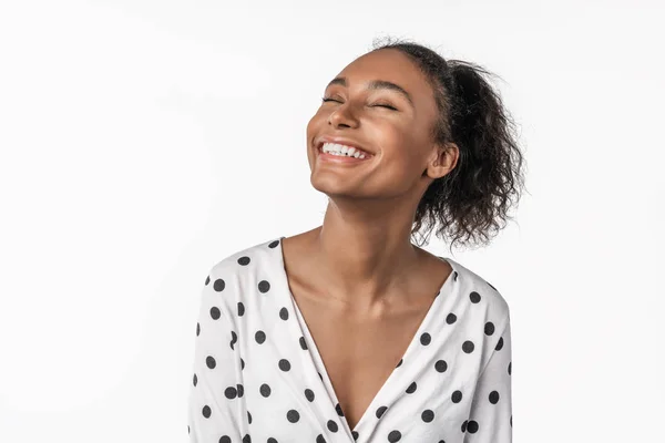 Mujer afroamericana riendo y cerrando los ojos con placer aislado sobre fondo blanco —  Fotos de Stock